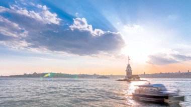Renkli bulutlar ve istanbul, Türkiye, kiz kulesi Kulesi ışık timelapse güneş ışınları ile gün batımına bakirelerin kule. Bosforus su yansıması ile arka plan üzerinde şehir manzarası
