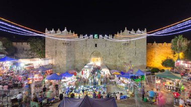 Şam Kapısı ya da Şehem Kapısı, İsrail 'in Eski Kudüs şehrinin kapılarından biri. Girişe yakın bir kalabalık.