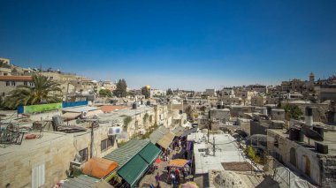 Kudüs 'teki Eski Şehir' in silueti. İsrail 'deki tarihi binalar havadan zaman çizelgesi. Orta Doğu. Yukarıdan pazarla Şam kapısından görüntüle