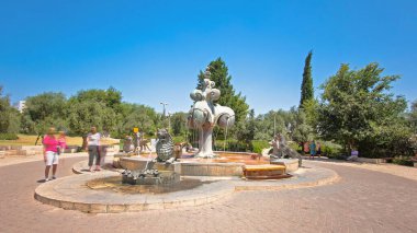 1989 yılında Gernot Rumpf dikilmiş Alman heykeltıraş tarafından Yemin Moshe bir parkta bulunan aslan Çeşmesi timelapse hyperlapse. Jerusalem, İsrail