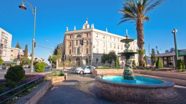 Jerusalem yakınındaki eski şehir alanı timelapse hyperlapse modern çeyrek. Kudüs, İsrail. Çeşme ve yolda trafik ile göster