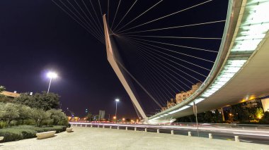Santiago Calatrava gece timelapse hyperlapse Kudüs'e giriş köprünün görünümünü. Yolda trafik
