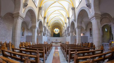 İsa 'nın Doğumu Kilisesi' nin içinde sunak ve Beytüllahim 'deki birçok bankta bulunan ikonlar var. Panoramik görünüm