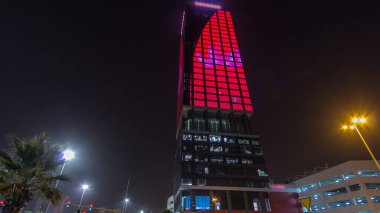 Gökdelen gece aydınlandı Kuveyt 'te şehir merkezinde zaman atlaması oldu. Kuveyt, Orta Doğu. Trafik ve ışıklar yolda.