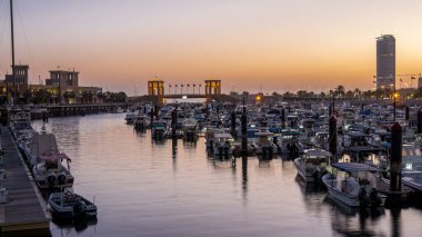 Sharq Marina 'da yatlar ve tekneler. Kuveyt' teki geçiş zamanı gece gündüz gökyüzü. Sudaki yansıma. Kuveyt Şehri, Orta Doğu.