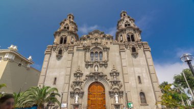 Lima 'daki Parroquia Virgen Milagrosa Kilisesi. Kennedy Park zamanına yakın, Peru. Mavi gökyüzünde bulutlar