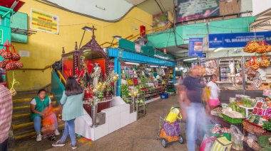 Surquillo Market zaman atlaması, Lima, Peru. Lima 'nın en büyük gıda pazarı. Tezgahtaki satıcılar sebze, meyve ve et satıyor.