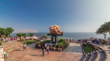 Miraflores, Lima, Peru 'da El Parque del Amor ya da Love Park zaman atlaması. Kiss heykeli. Oturan ve yürüyen insanlar.