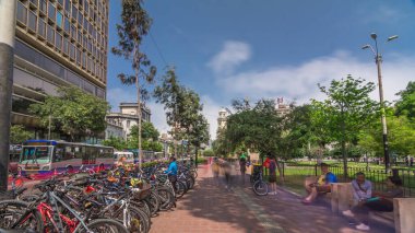 Jose Larco Bulvarı 'nda kırmızı bisiklet pisti ve Miraflores, Lima Peru' da bisiklet parkında hız sınırı. Central Park sağda ve caddede trafik var.