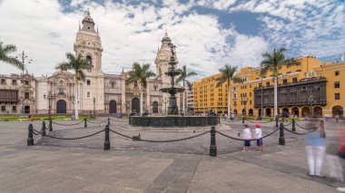 Plaza de Armas 'daki çeşme, Plaza Mayor olarak da bilinen hiperlapse, Lima' nın tarihi merkezinin merkezinde yer almaktadır. Arkaplanda katedral