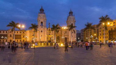 Plaza de Armas 'daki çeşme, Plaza Mayor olarak da bilinen geçiş zamanı, Lima' nın tarihi merkezinin merkezinde yer almaktadır. Arka planda aydınlatılmış katedral