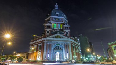 Mary Kilisesi 'nin Kusursuz Kalbi' nin dışı gece vakti hiperhızlandırılmış olarak aydınlandı. Antonio Jose de Sucre Caddesi, Peru 'daki Lima Tarihi Merkezi' nin önemli bir dini kompleksi.