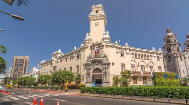 Lima City Hall zaman aşımı, Kennedy parkına yakın Miraflores belediyesi. Sokakta trafik vardı. Lima, Peru