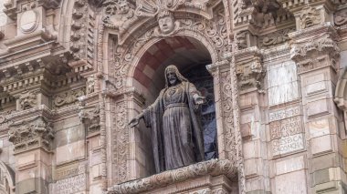 Staue on The Basilica Cathedral of Lima, Peru 'nun başkenti Lima' da bulunan bir Roma Katolik katedralidir. Dekorasyon ögelerine yakın görünüm