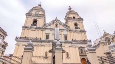 San Pedro Bazilikası 'nın dış cemiyeti tarafından 16. yüzyılda inşa edilen zaman atlaması hiperhızlandırması. Lima Tarihi Merkezi 'nin en önemli dini komplekslerinden biridir.