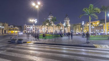Merkez Postane Binası 'ndan Armas Meydanı' na yürüme mesafesinde. Ana meydandaki tarihi binalar ve caddedeki trafik. Lima, Peru
