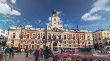 Eski Postane binası, şu anda Madrid Topluluğu Başkanlığı 'nın merkezi olan zaman atlaması. Puerta del Sol 'da. Madrid, İspanya