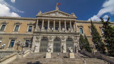 İspanya Ulusal Kütüphanesi (Biblioteca Nacional de Espana). İspanya 'nın en büyük kütüphanesi ve dünyanın en büyük kütüphanelerinden biri. Madrid 'de, Paseo de Recoletos' ta yer almaktadır..