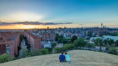 Tio Pio Park, Vallecas-Mahallesi tepelerinden Madrid, İspanya 'nın panoramik gün batımı manzarası