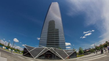 Madrid ve İspanya 'nın en yüksek gökdelenlerinin bulunduğu Dört Kuleler İş Alanında gökdelenler zaman atlaması yaşıyor. Bulutlu mavi gökyüzü. balık gözü