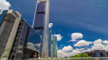 Madrid ve İspanya 'nın en yüksek gökdelenlerinin bulunduğu Dört Kuleler İş Alanında gökdelenler zaman atlaması yaşıyor. Kavşakta trafik olan ofis bölgesi