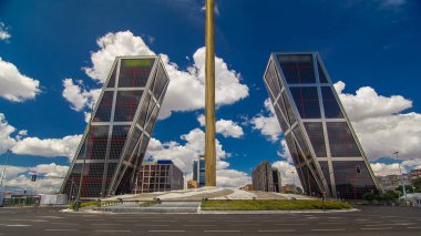 İspanya 'nın Madrid kentinde İspanya' nın Bankia kentinde bulunan mavi bulutlu gökyüzü Plaza de Castilla 'dan KIO kuleleri veya Avrupa Ağ Geçidi zaman atlaması.