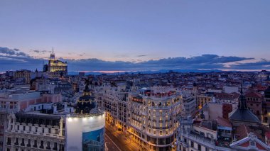 Gran Via 'nın panoramik hava manzarası günden geceye geçiş, Madrid' in ana alışveriş caddesi Skyline Eski Şehir Şehri, Metropolis Binası ışıkları yanıyor, İspanya 'nın başkenti, Avrupa.