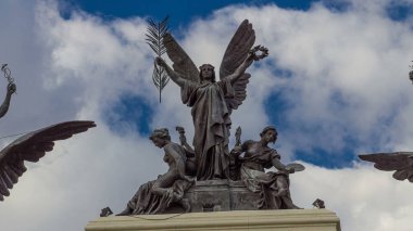 Hükümet sarayının tepesindeki heykel, İspanya 'nın Madrid kentindeki Atocha tren istasyonuna yakın bir yere yerleştirilen Tarım Bakanlığı (Ministerio de Tarım Bakanlığı) zamanaşımına ilişkin..