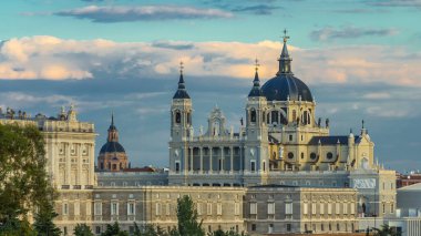 Madrid, İspanya, gün batımında Santa Maria la Real de La Almudena Katedrali ve Kraliyet Sarayı 'nda ufuk çizgisi zaman çizgisi..