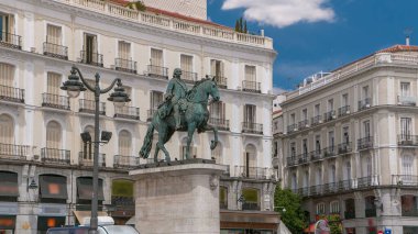 İspanya 'nın ünlü Timelapse Kralı III. Charles' ın heykeli Madrid, İspanya 'da Puerta del Sol Meydanı' nda mavi bulutlu gökyüzü ile hızlandırılmış.
