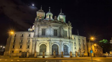 İspanya, Madrid 'de Royal Basilica San Francisco el Grande gece hipervanesi. Bazilika 18. yüzyılın ikinci yarısında Neoklasik bir tarzda tasarlanmıştır.
