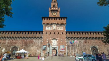 Sforza Kalesi - Castello Sforzesco timelapse hyperlapse, Milan, İtalya için ana giriş. Yaz günü mavi gökyüzü. Etrafta dolaşan insanlar