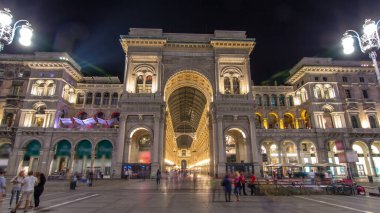 Gece görüş-in ışıklı Vittorio Emanuele II Galerisi timelapse hyperlapse Milan, İtalya. İnsanlar Meydanı Piazza Duomo girişine yakın.