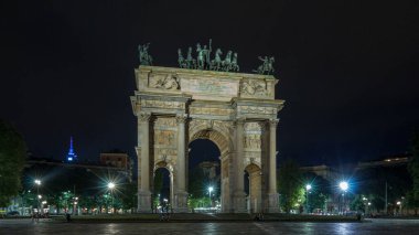 Piazza Sempione 'deki Arco della Pace (Simplon Meydanı' ndaki Barış Kemeri) hiperhızlandırılmış zaman çizelgesi geceleyin aydınlandı. 25 metre yüksekliğinde ve 24 metre genişliğinde neoklasik bir zafer kemeridir. Arkaplanda trafik