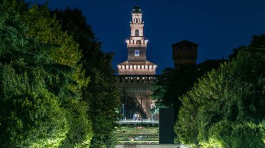 Gece görüş-in Parco Sempione büyük central Park'a timelapse Milan, İtalya. Aydınlatma ile arka planda Sforza Kalesi (Castello Sforzesco).