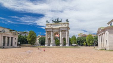 Piazza Sempione 'deki Arco della Pace (Simplon Meydanı' ndaki Barış Kemeri) hiperhız. Yaz günü mavi bulutlu bir gökyüzü. 1807 ve 1838 yılları arasında inşa edilmiş 25 metre yüksekliğinde ve 24 metre genişliğinde neoklasik bir zafer kemeridir..