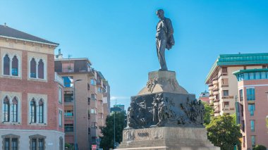 Giuseppe Verdi, heykeli önünde Casa Verdi timelapse Milan, İtalya. Yolda trafik. Yaz günü, mavi gökyüzü