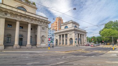 Porta Venezia Timelapse hiperlapse (Buenos Aires Bulvarı ve Bastioni di Porta Venezia caddesi kavşağı). Milan, İtalya. Yollarda trafik vardı. Yazın mavi bulutlu gökyüzü