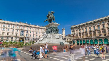 Piazza del Duomo timelapse hyperlapse heykele Vittorio Emanuele II. Lombardy, İtalya Milan'da. Etrafta dolaşan insanlar. Mavi bulutlu gökyüzü yaz gün