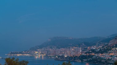 Monte Carlo 'nun şehir manzarası gece gündüz geçiş panoramik zaman döngüsü, Monako yaz gündoğumundan önce. Sabah sisi. Limandaki yatlar. Kaptan Martin 'den üst görünüm