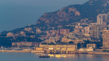 Monte Carlo 'nun sabah sıcacık ışık zamanlamasıyla şehir manzarası yaz gündoğumu boyunca Monako' da camlardan yansıyan güneş. Sabah sisi. Limandaki yatlar. Kaptan Martin 'den üst görünüm