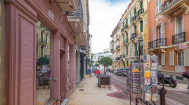 Monaco 'daki Monte Carlo' da şehir merkezindeki konut binalarının eski ve güzel mimari tarzı. Yaz akşamları sokakta yürürken