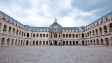 Büyük Le Invalides Mahkemesi kompleks zaman atlaması hipersürati, Paris, Fransa. İç avluda. Bulutlu gökyüzü