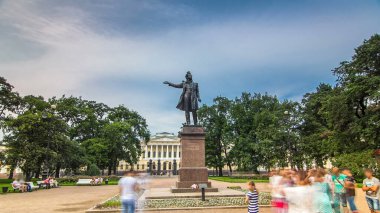 Alexander Puşkin Sanat Meydanı Anıtı, Rus Müzesi (Mikhailovsky Sarayı) arkaplan, zaman kavramının aşırı hızında yakalandı. St. Petersburg, Rusya