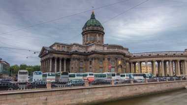 Saint Petersburg 'daki Kazan Katedrali' nin (Kazanskiy Kafedralniy Sobor) güzelliğini, bulutlu bir gökyüzüne karşı hazırlanan bu hızlandırılmış zaman dilimi boyunca tecrübe edin. Griboedov Kanalından Yakalandı