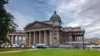 Saint Petersburg 'daki Kazan Katedrali' nin (Kazanskiy Kafedralniy Sobor) güzelliğini, bulutlu bir gökyüzüne karşı hazırlanan bu hızlandırılmış zaman dilimi boyunca tecrübe edin. Arka taraftaki parktan yakalandı.