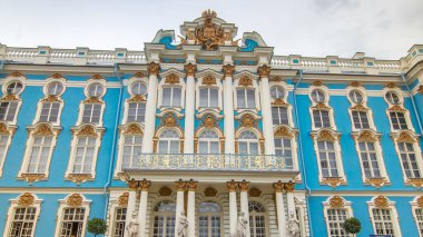 Zaman atlaması, Rusya 'nın St. Petersburg kentinin 25 km güneydoğusunda yer alan Tsarskoye Selo (Puşkin)' da bulunan bir Rococo mücevheri olan Catherine Palace 'ın ihtişamının girişini yakalar.