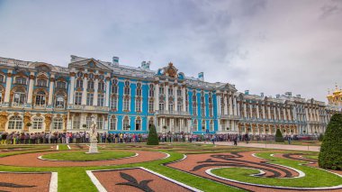 Zaman atlaması, Rusya 'nın St. Petersburg kentinin 25 km güneydoğusundaki Tsarskoye Selo (Puşkin)' da bulunan bir Rococo mücevheri olan Catherine Palace 'ın ihtişamını yansıtır. Bahçedeki yeşil çimenler