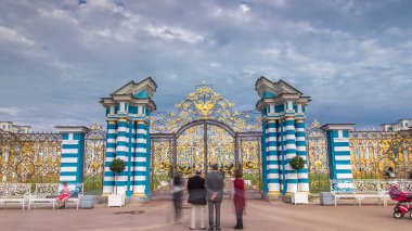 The Golden Gate 'in zaman atlaması: Puşkin' in (Tsarskoye Selo) St. Petersburg İmparatorluk arazilerinden biri. Bulutlar Rus gökyüzünü güzelleştirir