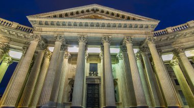 St. Petersburg 'daki Kazan Katedrali' nin (Kazanskiy Kafedralniy Sobor) girişini, yaz mevsiminin Beyaz Geceleri sırasında yakalar.